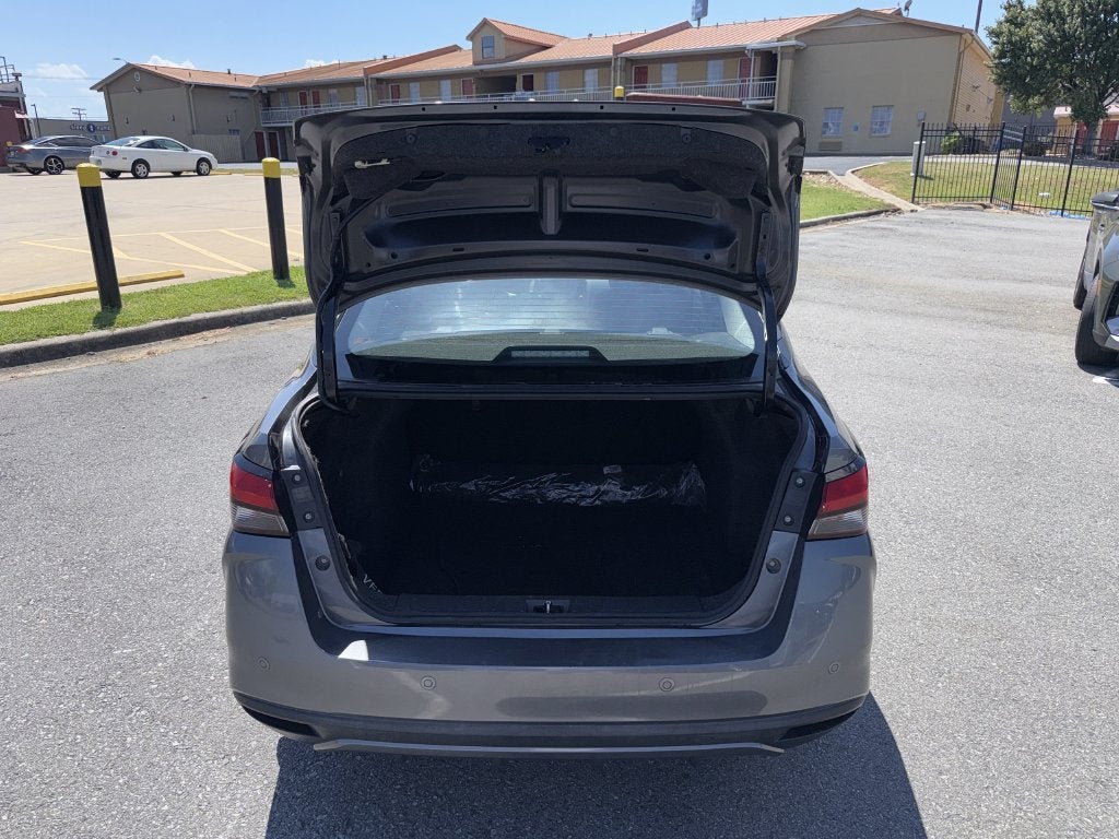 2023 Nissan Versa 1.6 SR