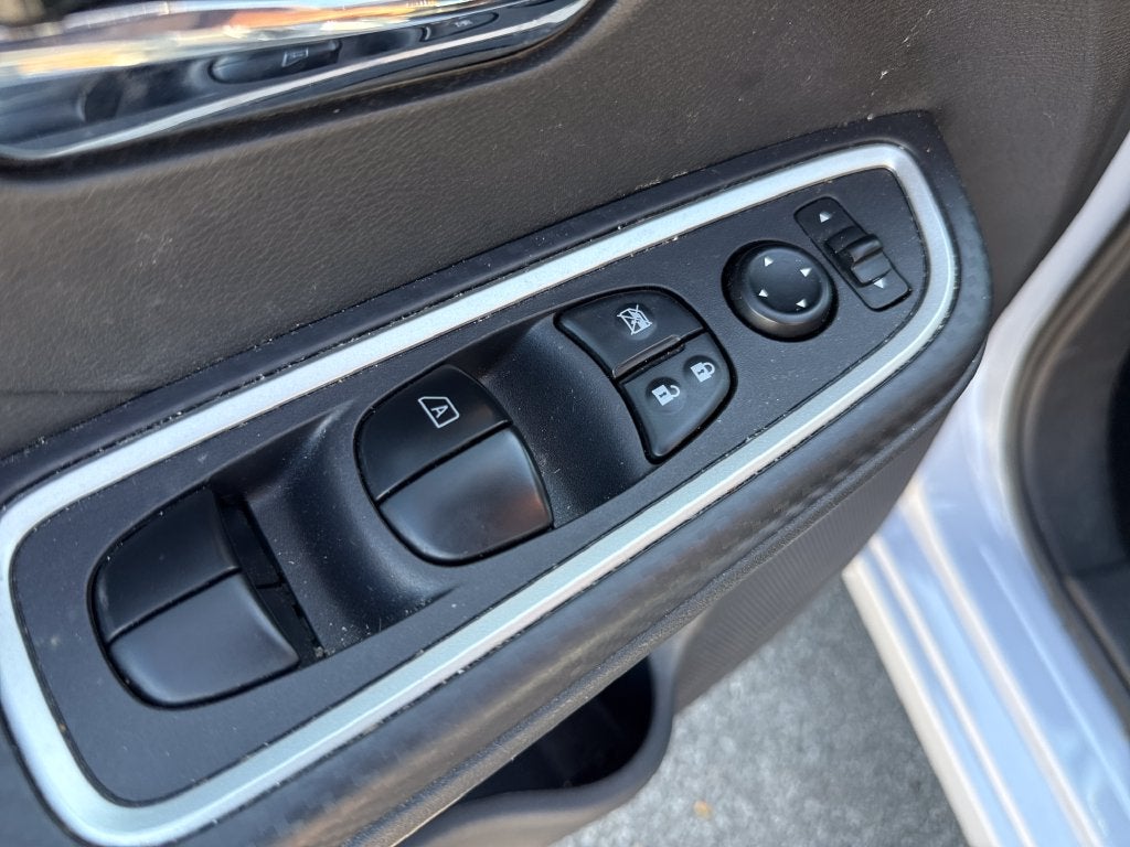2023 Nissan Versa 1.6 SR