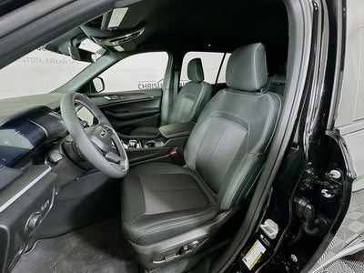 2025 Jeep Grand Cherokee GRAND CHEROKEE LAREDO 4X2