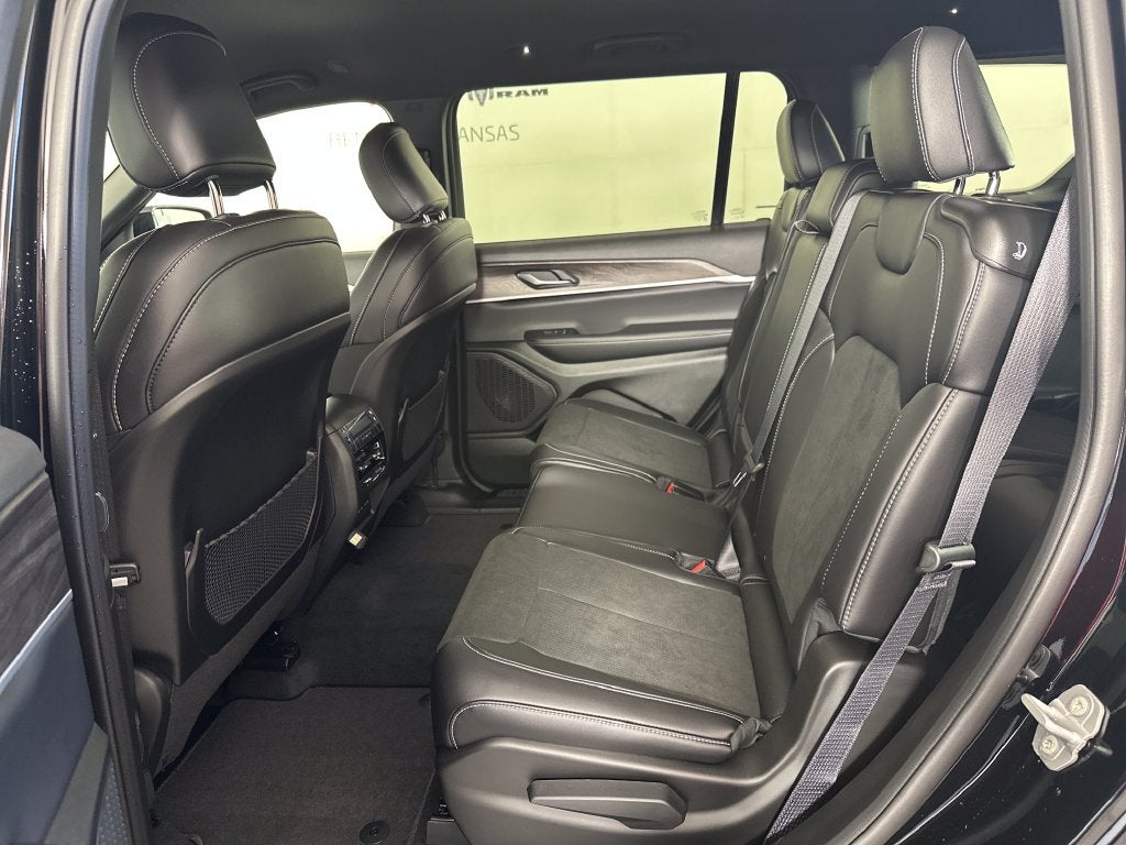 2027 Jeep Grand Cherokee GRAND CHEROKEE L LAREDO ALTITUDE 4X2