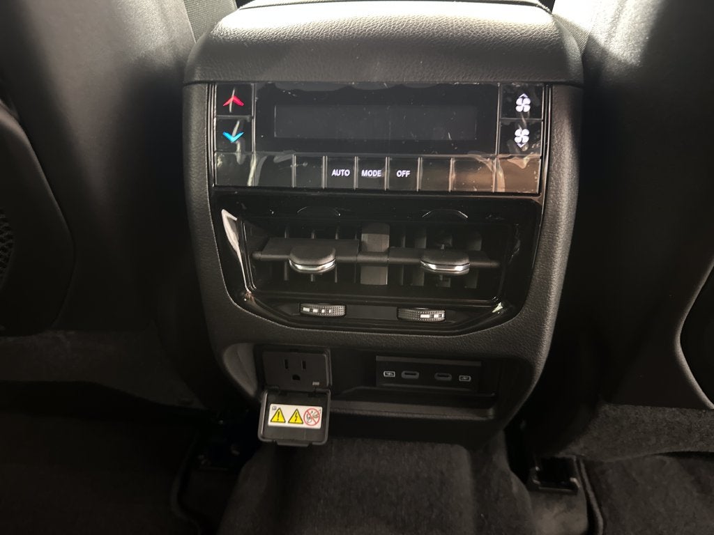2027 Jeep Grand Cherokee GRAND CHEROKEE L LAREDO ALTITUDE 4X2
