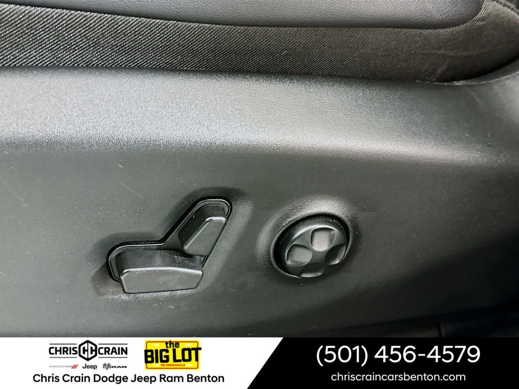 2025 Chrysler Voyager LX