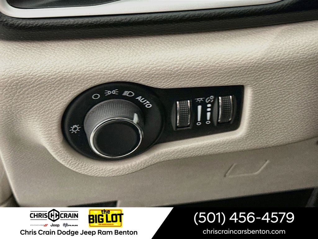 2024 Chrysler Voyager LX