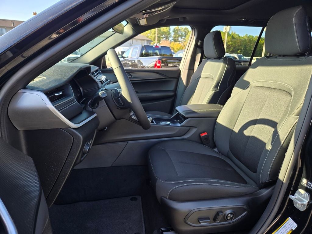 2025 Jeep Grand Cherokee GRAND CHEROKEE LAREDO X 4X4