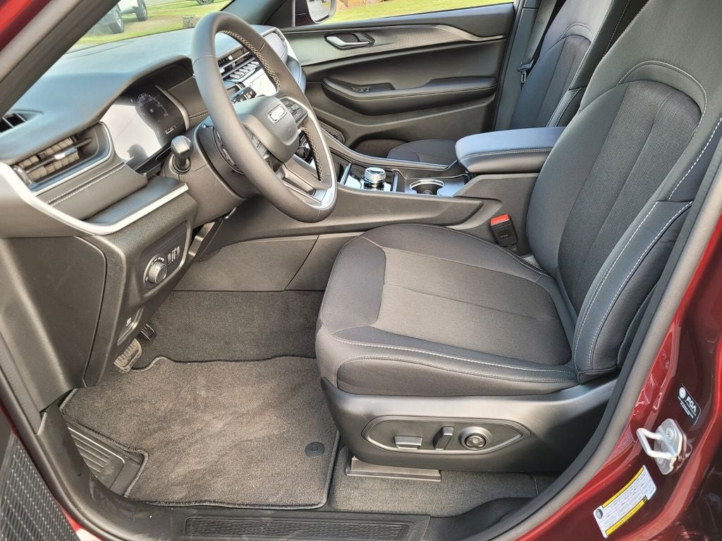 2025 Jeep Grand Cherokee GRAND CHEROKEE LAREDO X 4X4