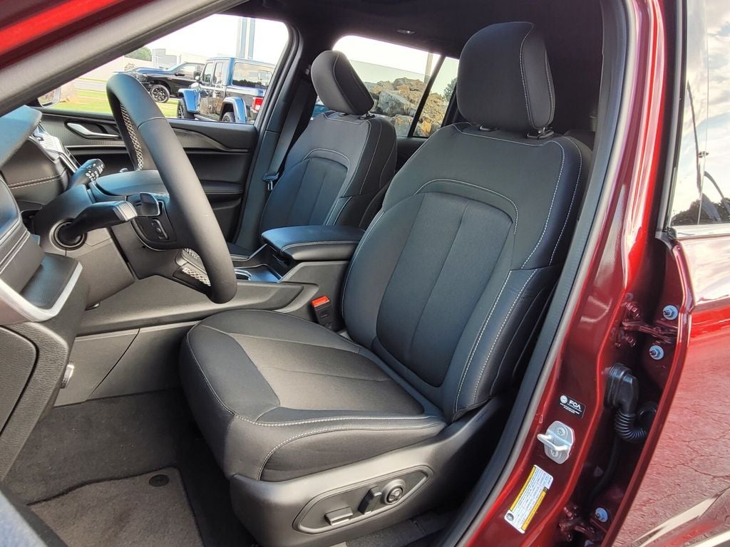 2025 Jeep Grand Cherokee GRAND CHEROKEE LAREDO X 4X4