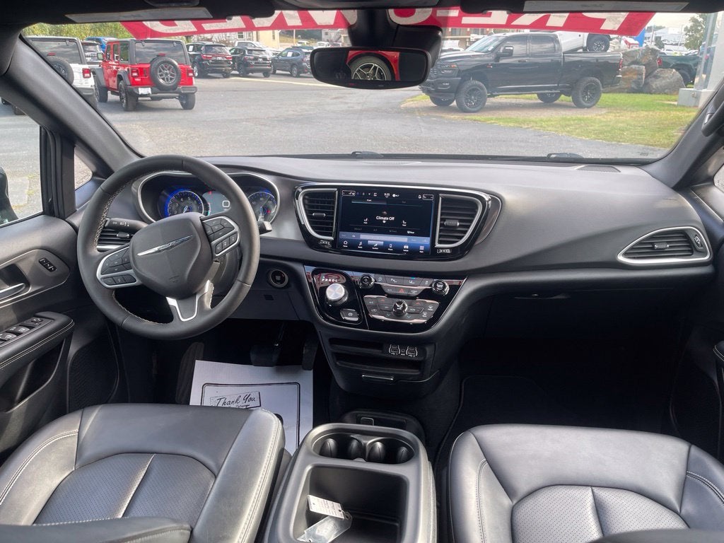 2025 Chrysler Pacifica Select