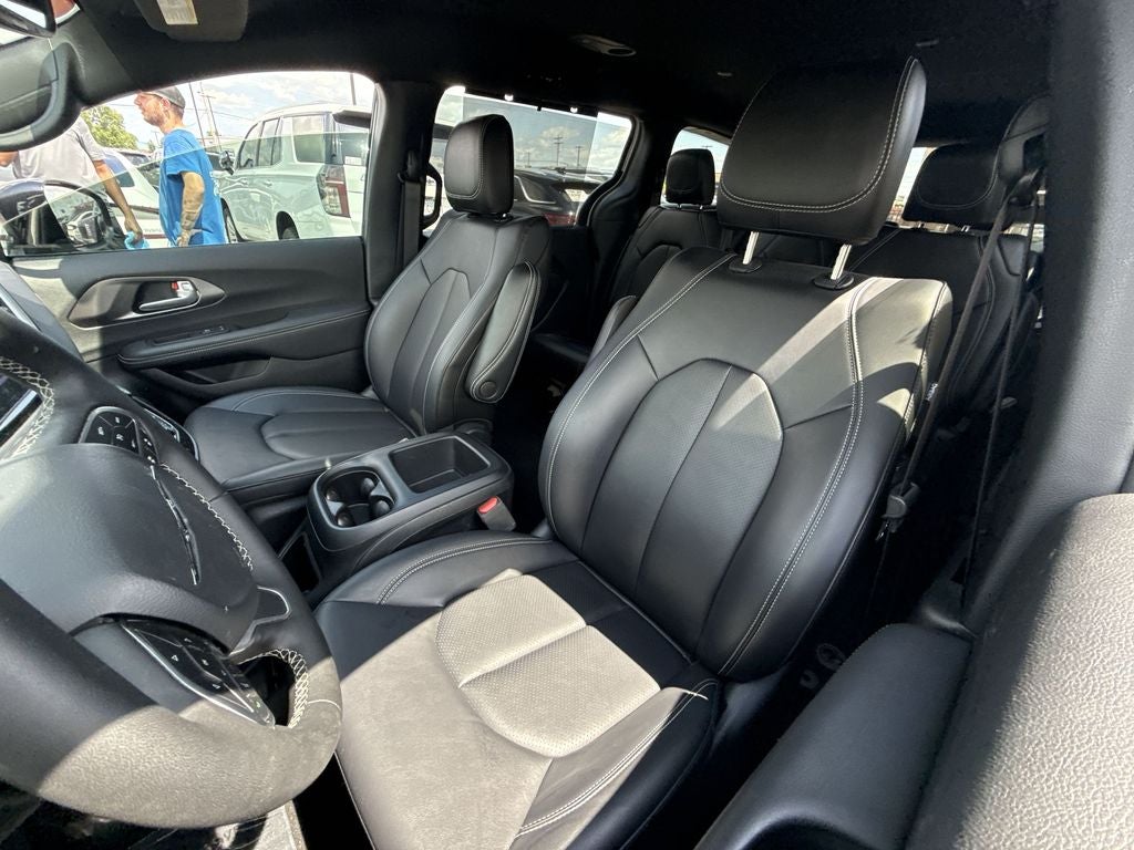 2025 Chrysler Voyager LX