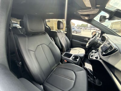 2025 Chrysler Voyager LX