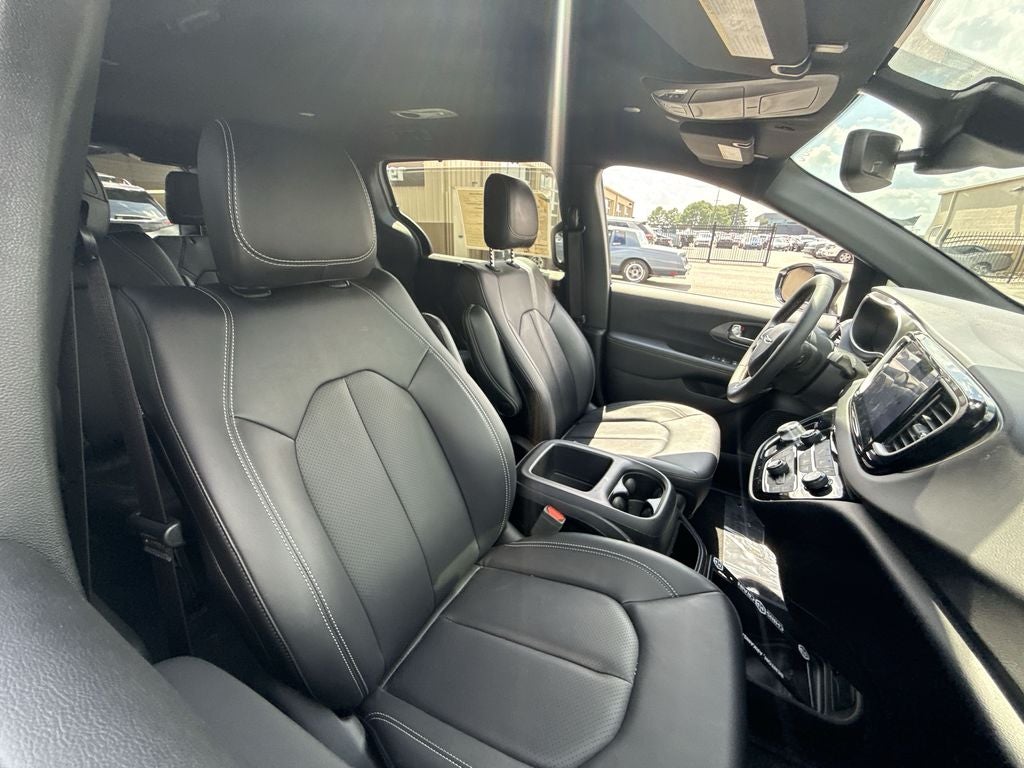 2025 Chrysler Voyager LX