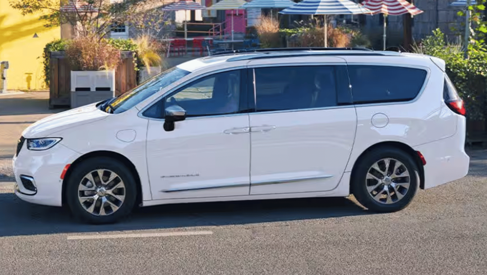 Side view of 2026 Chrysler Pacifica Plug-in Hybrid in Hot Springs, AR